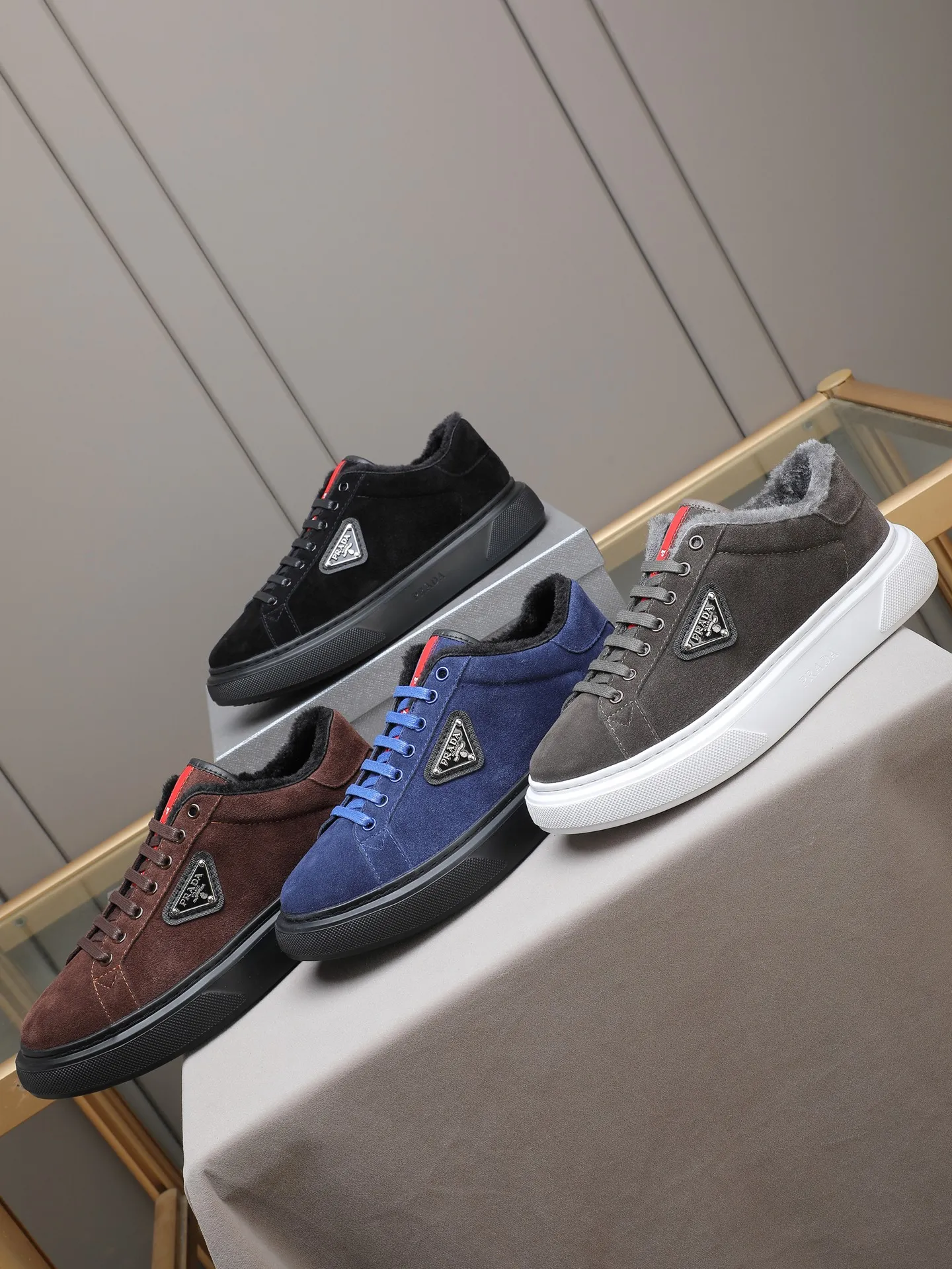 PP440 Prada/Prada men's new casual shoes, this upper is made of imported calfskin + velvet lining! The outside is decorated with the P family's classic metal triangle enamel logo, and the outsole is made of non-slip sports foam ultra-light outsole, which feels good on the feet and is a fashionable and fashionable item! Four colors to choose from!  Size: 38-44 (45 customized)